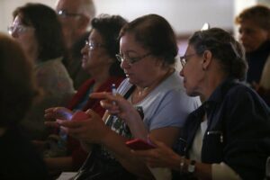 HR SÃO PAULO/SP 06/10/2016 OFICINA DE WHATSAPP PARA IDOSOS CIDADES ESPECIAL EMBARGADO - Curso de WhatsApp promovido pelo Centro de Referência do Idoso, em Santana, na zona norte da cidade FOTO: HÉLVIO ROMERO/ESTADÃO