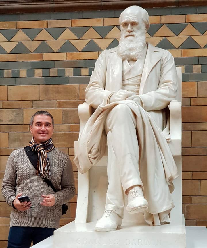 acervo pessoal - estátua de Darwin no Museu Britânico