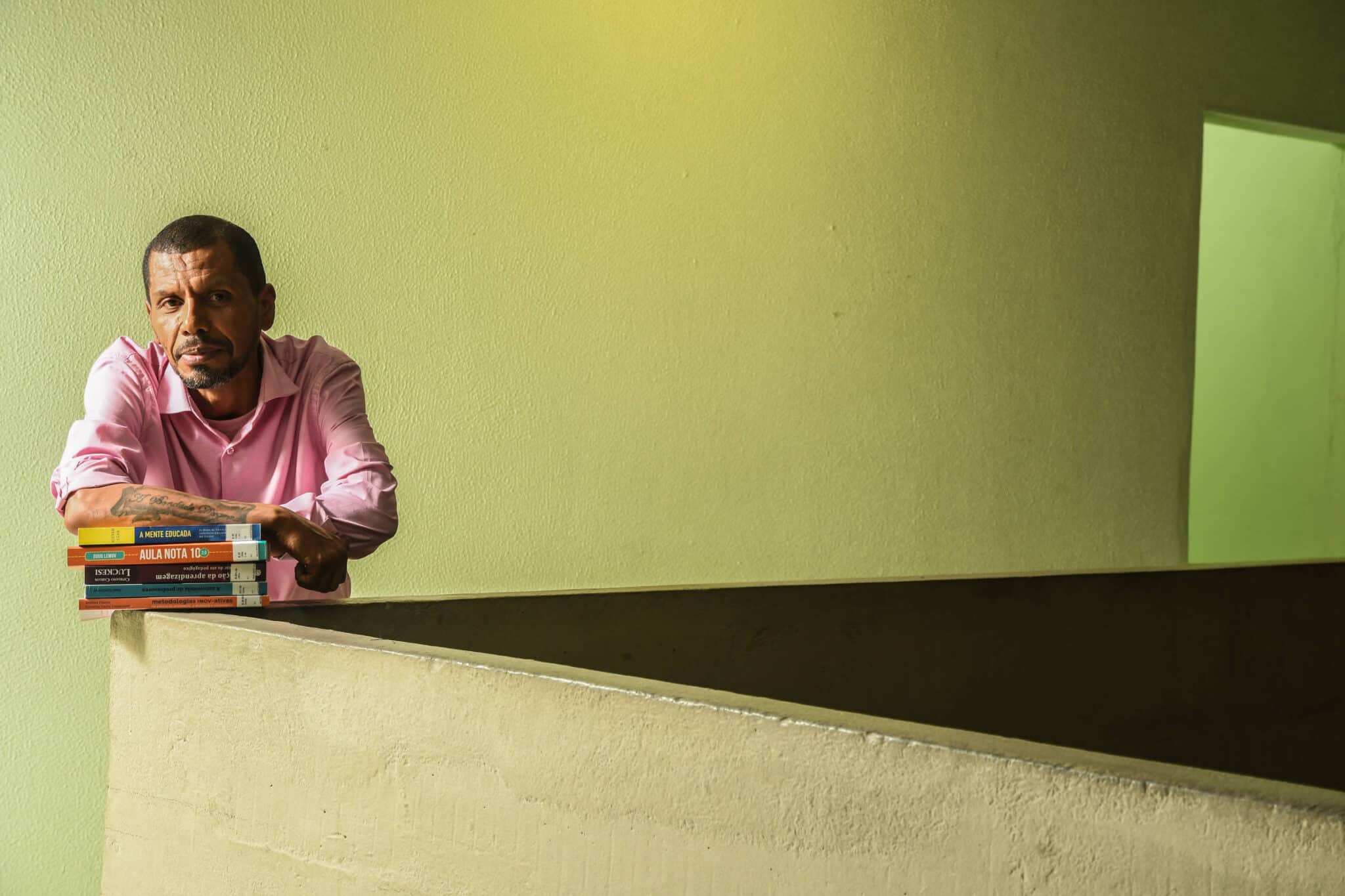 O bibliotecário Lourival Lopes Cancela na biblioteca da Diretoria de Ensino Sul 2, em Campo Belo, onde ele atua como servidor público do estado - Karime Xavier/Folhapress