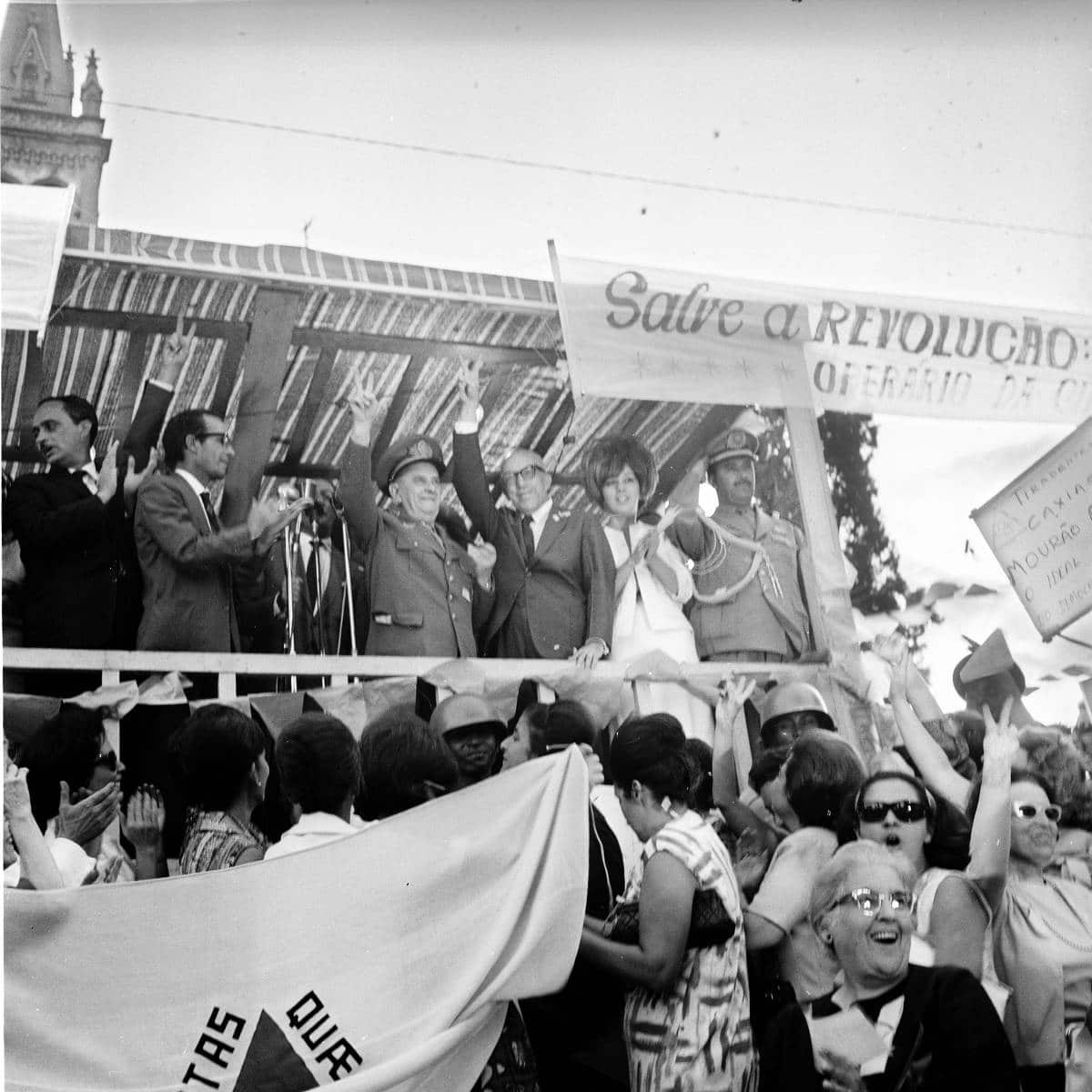 Em 8 de abril de 1964, em Juiz de Fora, o general Olympio Mourão Filho (com a farda militar, à esq.) e o então governador de Minas Gerais, Magalhães Pinto, celebram a deposição de João Goulart - Arquivo O Globo https://www1.folha.uol.com.br/poder/2024/03/veto-de-lula-a-memoria-de-1964-mantem-tutela-militar-sobre-a-republica-diz-historiadora.shtml