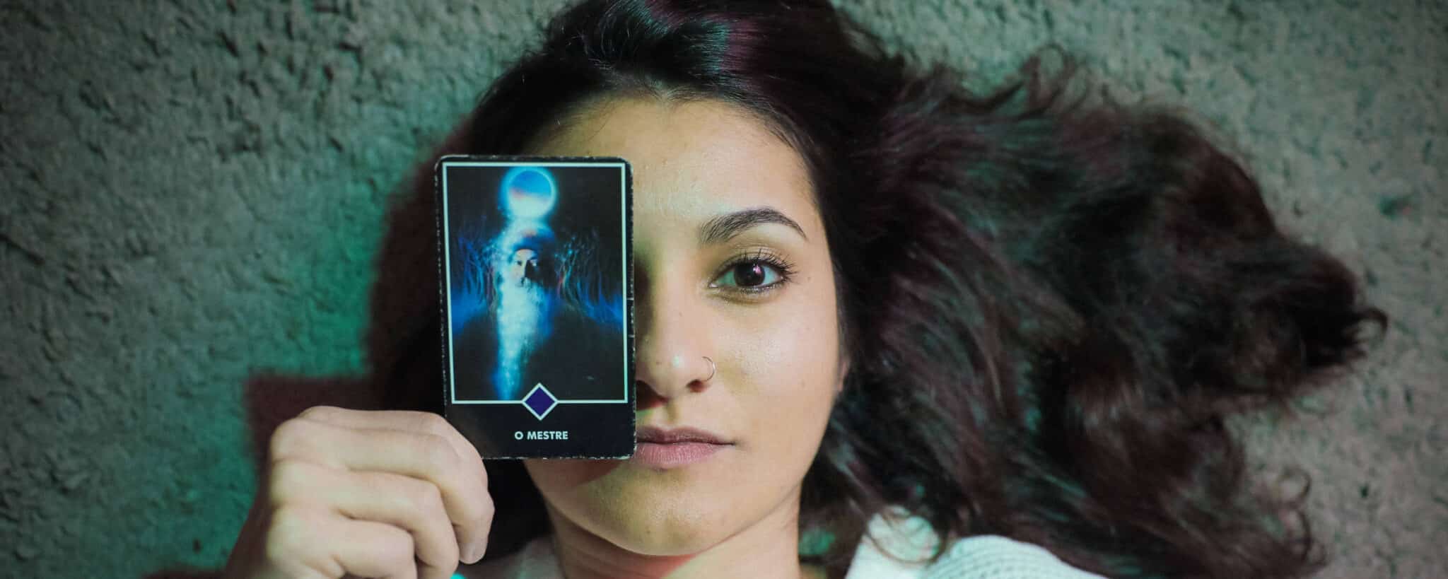 Talita Fernandes da Silva é uma das jovens que denunciam abusos durante as terapias do centro Namastê, em Porto Alegre, e na comunidade Osho Rachana, na zona rural de Viamão; ela diz que apanhou de cinto do líder do grupo Marcos Nagelstein - 28.jun.22/Folhapress