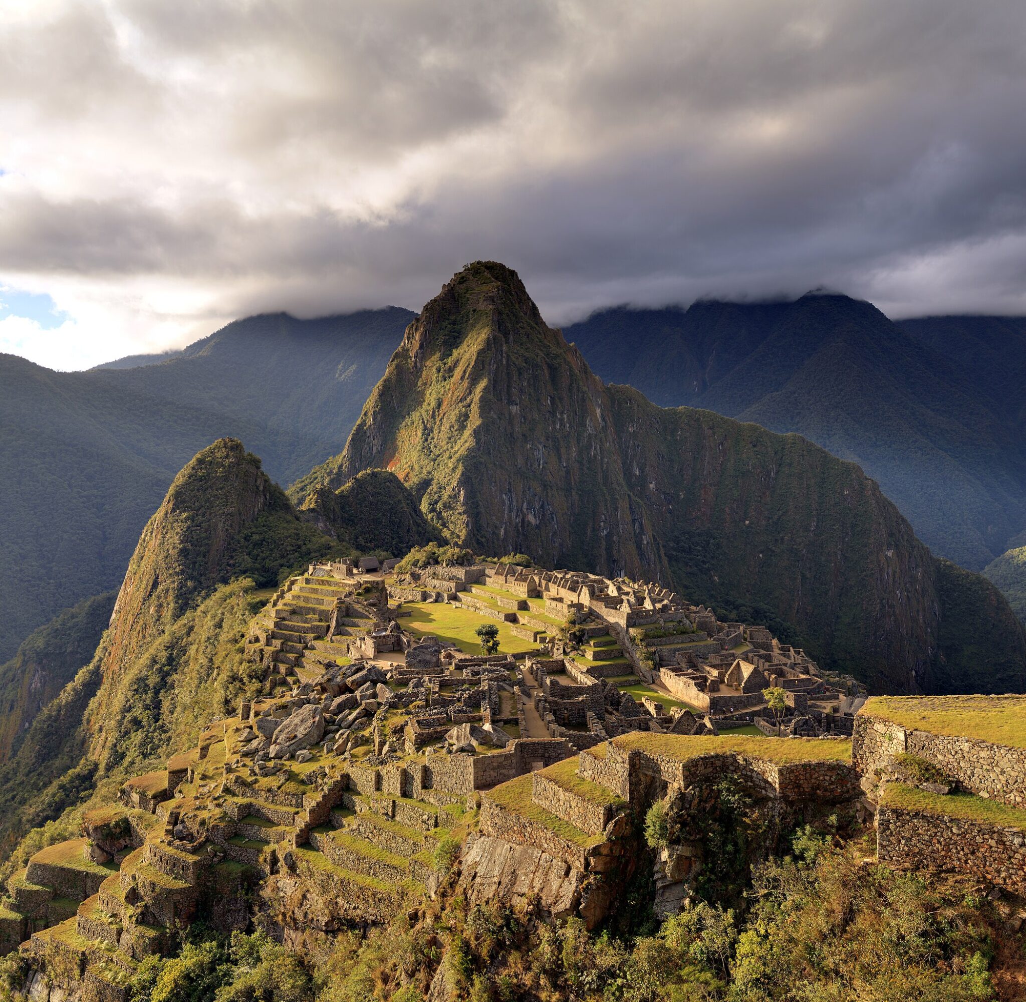 English: The Macchu Picchu, a UNESCO World Heritage Site near Cusco in Peru, at twilight. Martin St-Amant (S23678)