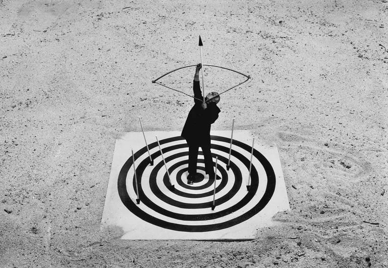 Le coeur de la cible - Bull’s eye, 1998 - Gilbert Garcin https://www.bulgergallery.com/artists/36-gilbert-garcin/works/16002-gilbert-garcin-le-coeur-de-la-cible-bulls-eye-1998/