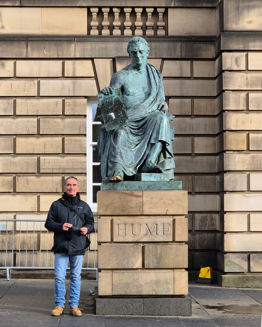 estátua de David Hume em Edinburgo, acervo pessoal