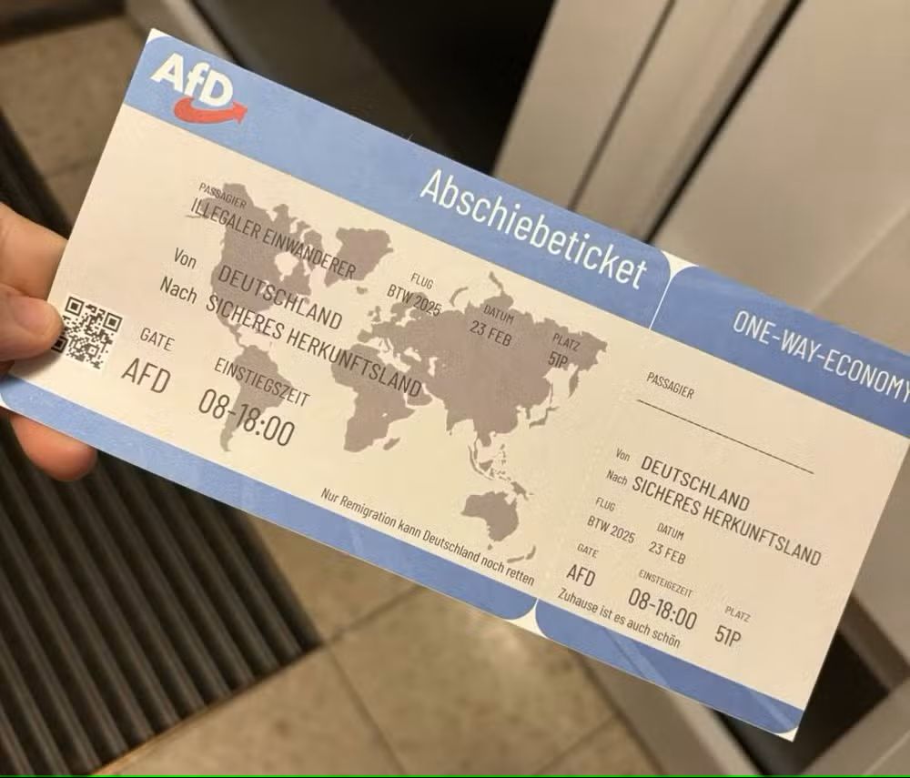 AfD distribuiu folhetos em formato de passagem aérea sinalizando deportação de imigrantes — Foto: Reprodução/X https://g1.globo.com/mundo/noticia/2025/01/14/com-discurso-contra-imigracao-extrema-direita-faz-campanha-na-alemanha-usando-santinho-em-forma-de-bilhete-de-deportacao.ghtml